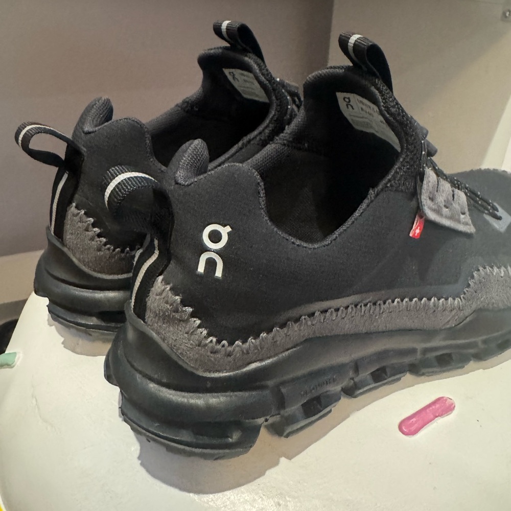 Oncloud black sneakers